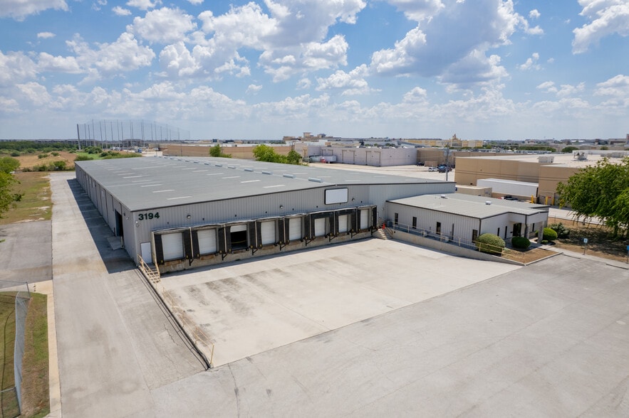 Primary Photo Of 3194 N Interstate 35, New Braunfels Warehouse For Lease