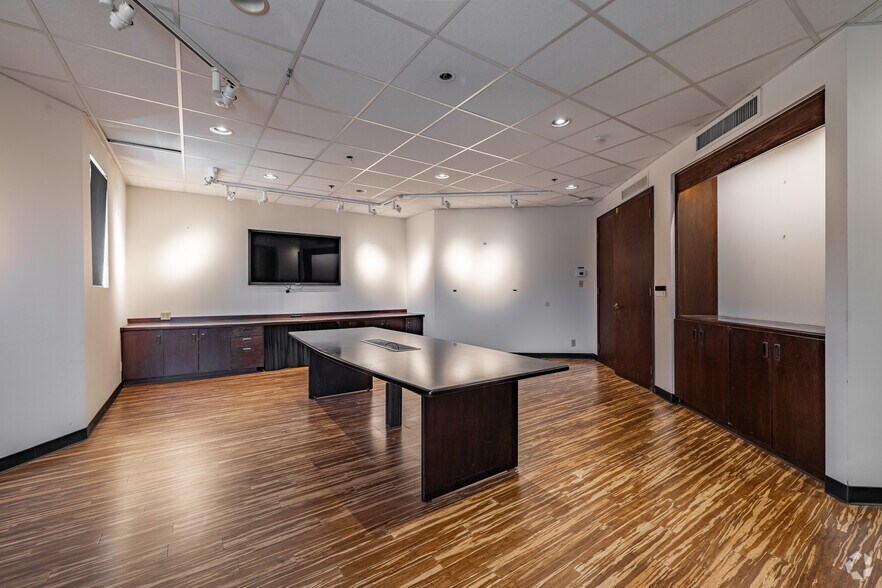 More Photos Of 2711-2717 Winona Ave, Burbank Research And Development For Sale