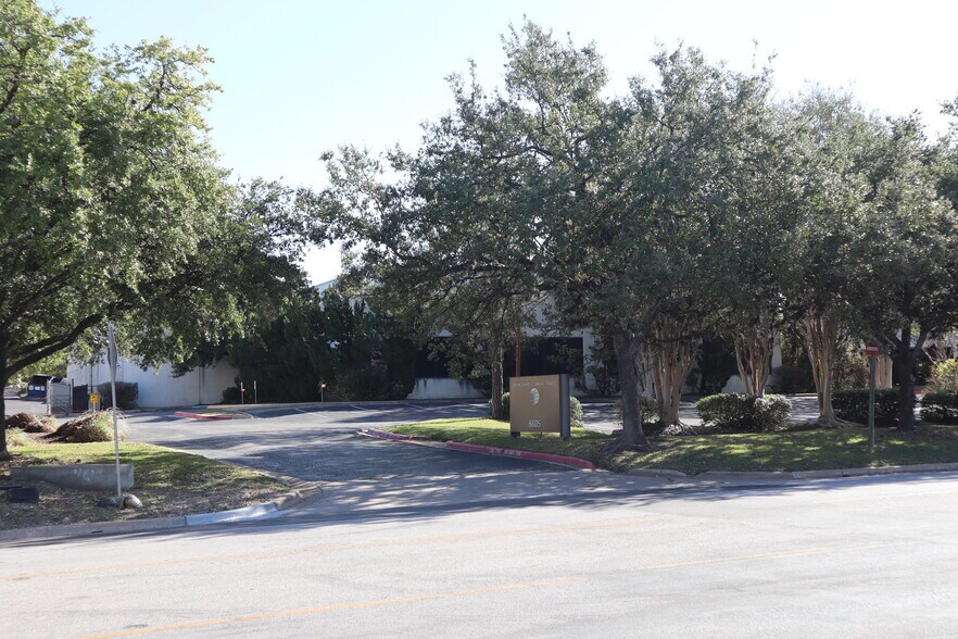 More Photos Of 8609 Cross Park Dr, Austin Office For Lease