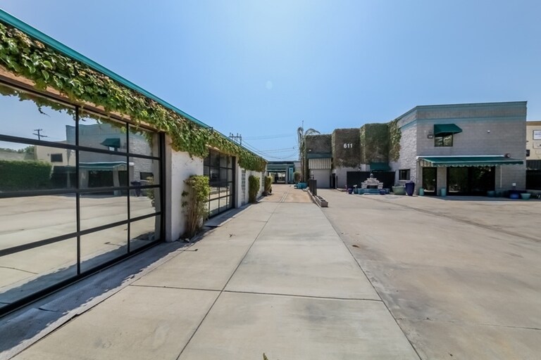 More Photos Of 611 S Glenwood Pl, Burbank Showroom For Sale