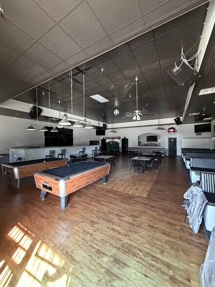 More Photos Of 140 Collins Rd, Richmond Storefront For Lease