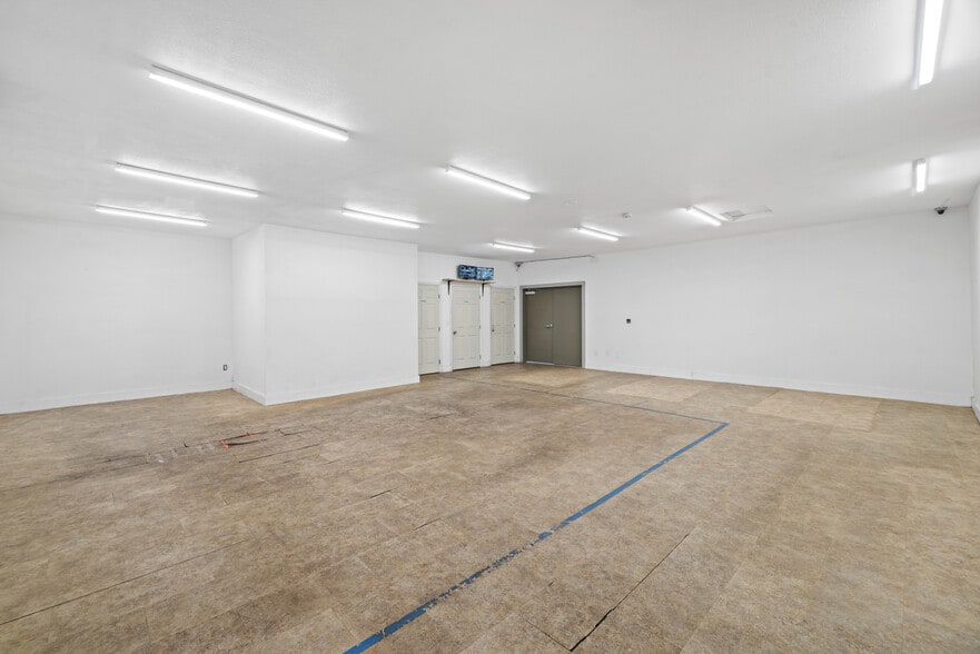 More Photos Of 840 N Cloverdale Blvd, Cloverdale Convenience Store For Sale