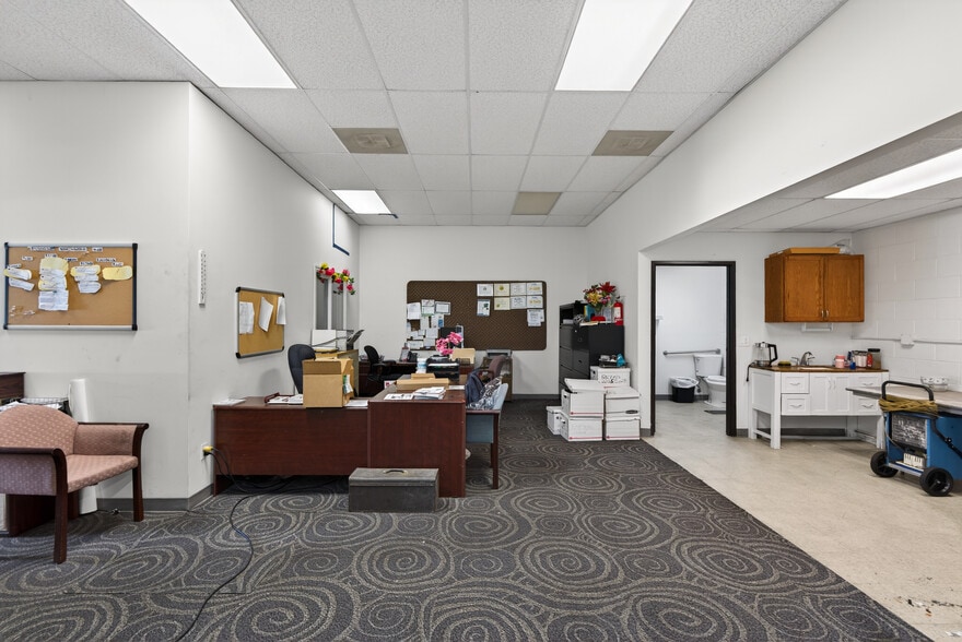 More Photos Of 8116-8144 Deering Ave, Canoga Park Warehouse For Lease