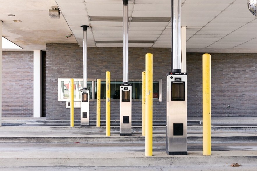 More Photos Of 2030 Coliseum Dr, Hampton Bank For Lease