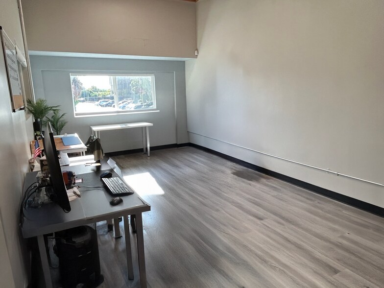 More Photos Of 2807 W Empire Ave, Burbank Flex For Lease