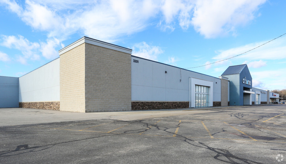 Primary Photo Of 3201-3205 N Mayfair Rd, Wauwatosa Storefront For Lease