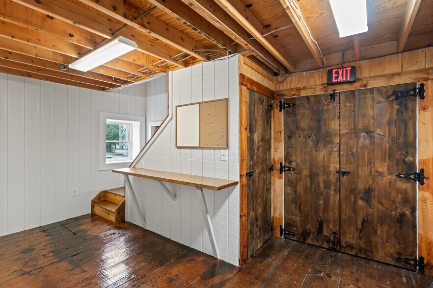 More Photos Of 20704 Ashburn Rd, Ashburn Unknown For Lease