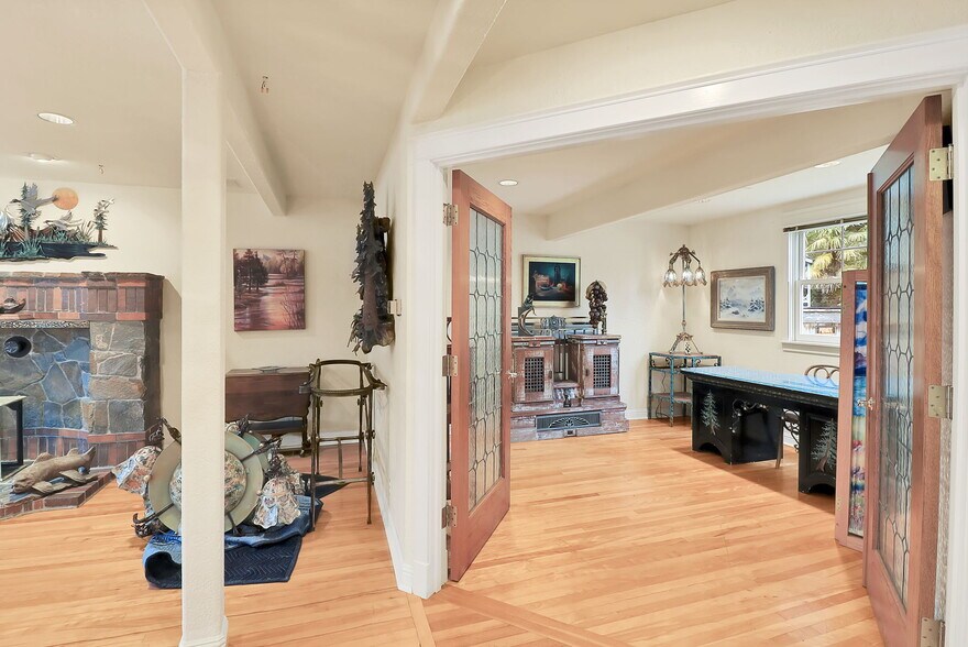 More Photos Of 42837 McKenzie Hwy, Leaburg Freestanding For Sale