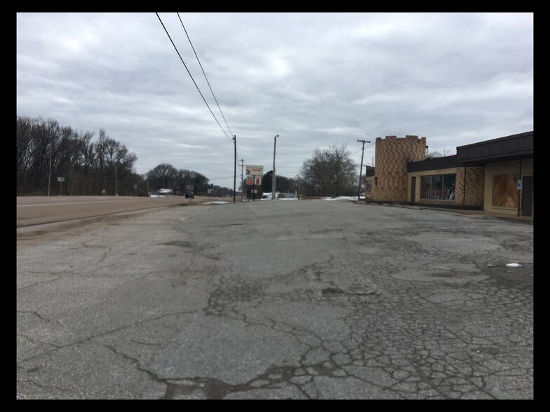 More Photos Of 6033-6079 US Highway 51 N, Millington Service Station For Sale