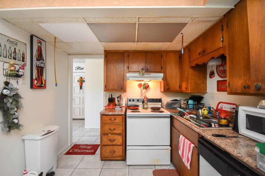 More Photos Of 1805 Rosemary Ave, Victoria Apartments For Sale