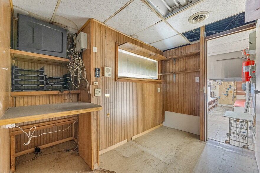 More Photos Of 7123 Lorain Ave, Cleveland Freestanding For Lease