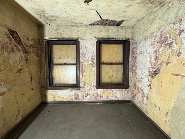 More Photos Of 2301 W Superior St, Duluth Storefront Retail Residential For Sale