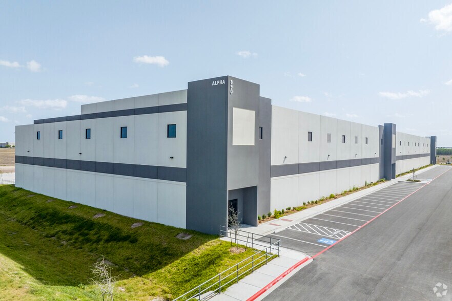 More Photos Of 890 E Military Hwy, Pharr Distribution For Sale