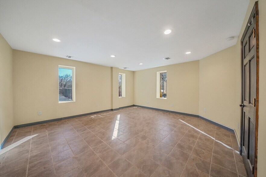 More Photos Of 1601 Artic Ave, Bohemia Warehouse For Lease