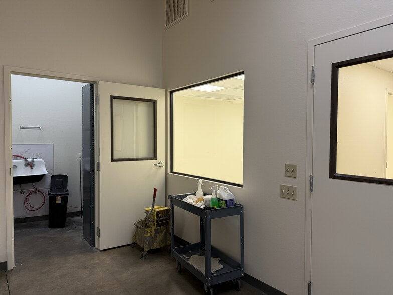 More Photos Of 536 Hi Tech Pky, Oakdale Warehouse For Lease