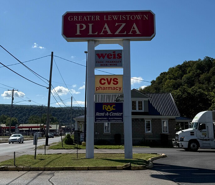 More Photos Of 224 N Logan Blvd, Burnham Unknown For Lease