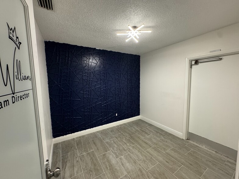 More Photos Of 5401 Alhambra Dr, Orlando Office For Lease