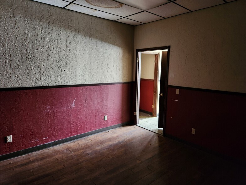 More Photos Of 401 SW C Ave, Lawton Fast Food For Lease