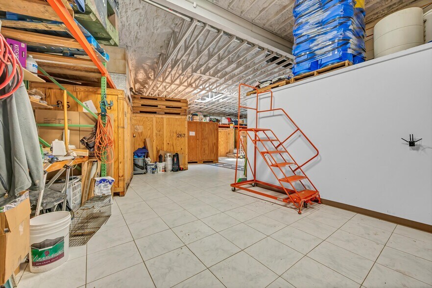 More Photos Of 2391 S Main St, Waterbury Showroom For Sale