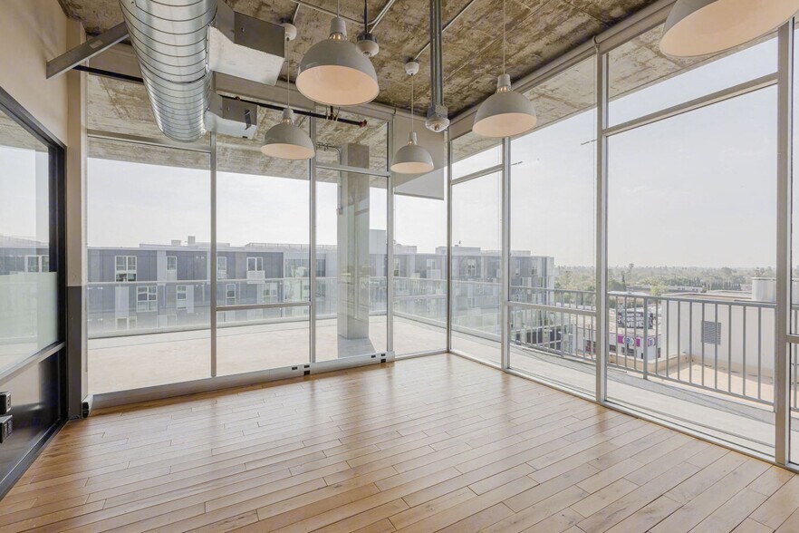 More Photos Of 925 N La Brea Ave, Los Angeles Loft Creative Space For Lease