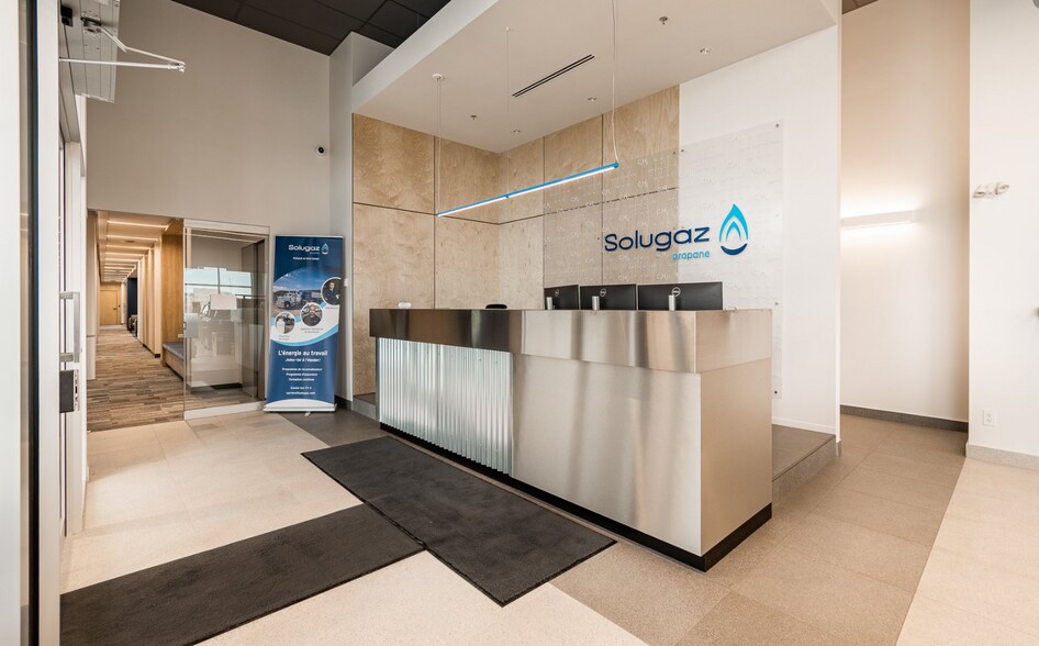 More Photos Of 200 Rue De Singapour, Saint-augustin-de-desmaures Showroom For Sale