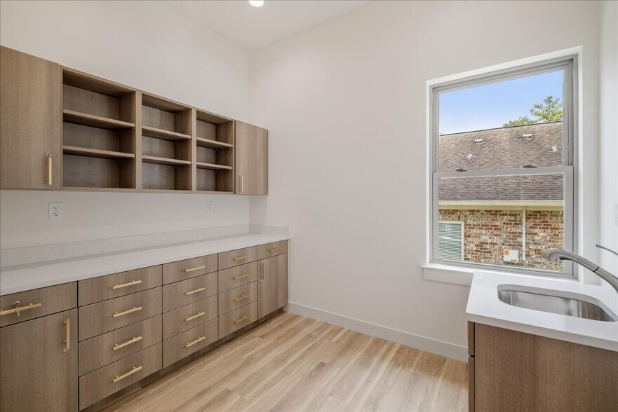 More Photos Of 2458 Mahan Dr, Tallahassee Medical For Lease