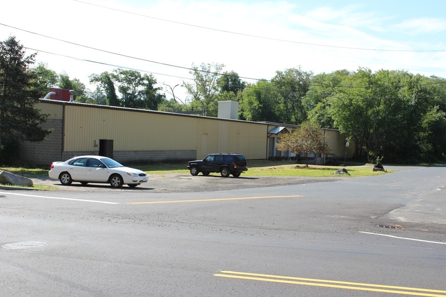 More Photos Of 44 Depot St, Belchertown Warehouse For Lease