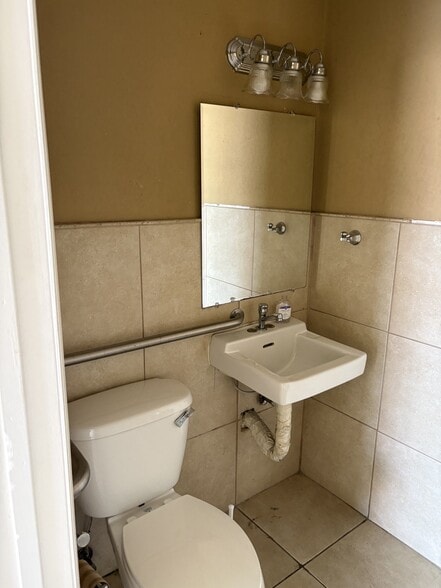 More Photos Of 2550-2584 NE Miami Gardens Dr, Miami Unknown For Lease