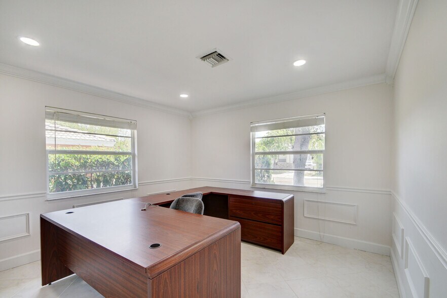 More Photos Of 830 N Federal Hwy, Lake Worth Office For Lease