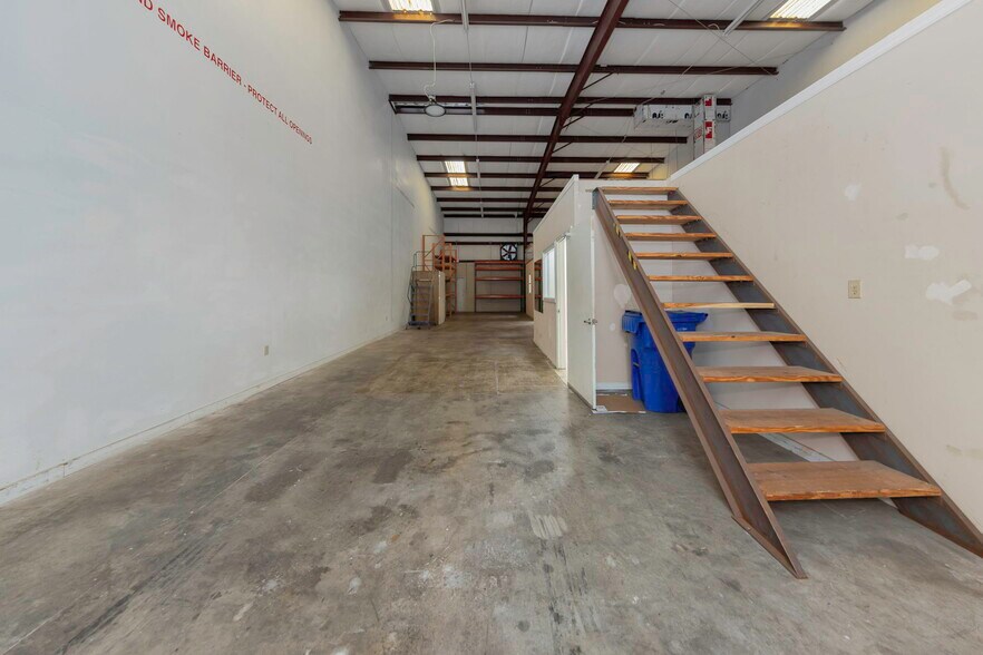 More Photos Of 565 Frederica Ln, Dunedin Warehouse For Lease
