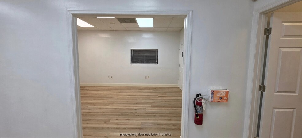 More Photos Of 7810 Kingspointe Pky, Orlando Warehouse For Lease