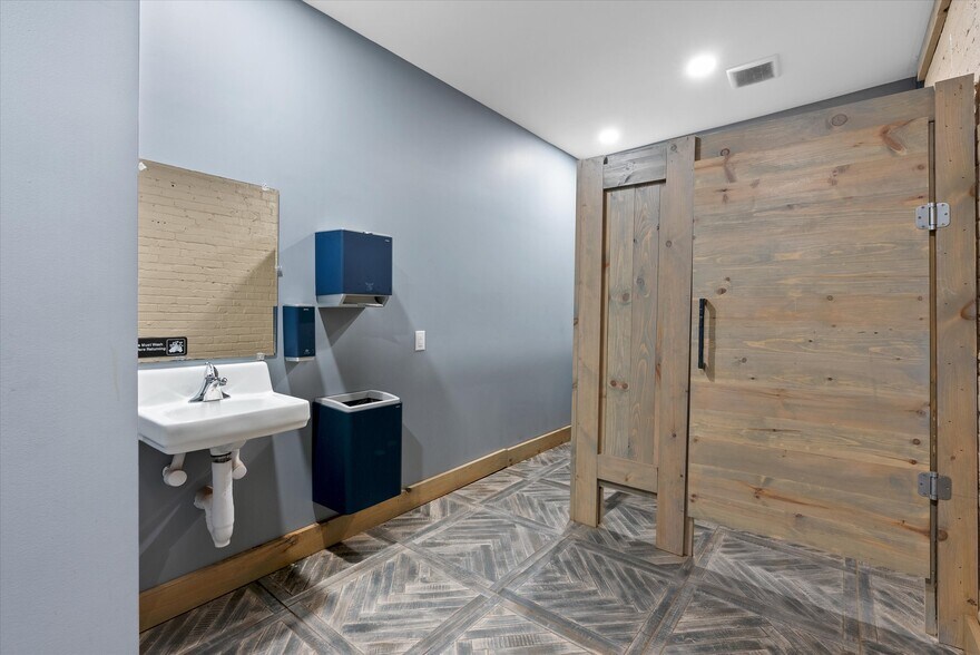 More Photos Of 1133 Indiana Ave, Sheboygan Storefront Retail Office For Lease