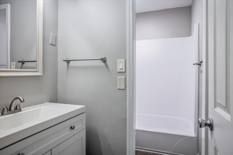 More Photos Of 126 Walton Ferry Rd, Hendersonville Apartments For Sale