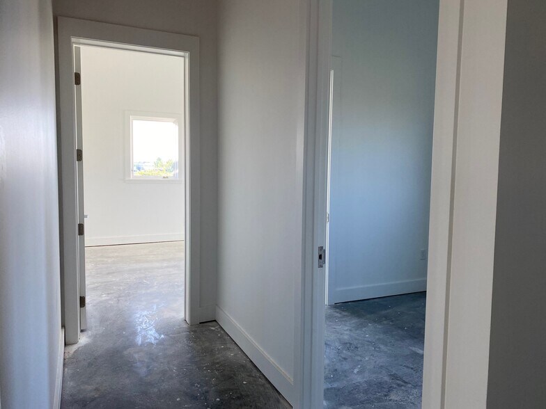 More Photos Of 330 Wonder World Dr, San Marcos Loft Creative Space For Sale