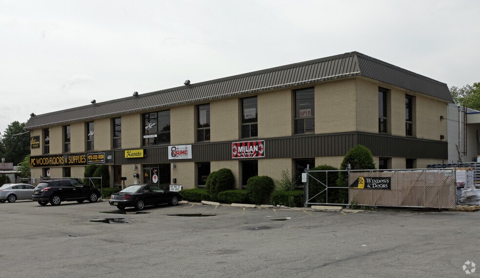 More Photos Of 601-605 Union Blvd, Totowa Showroom For Lease
