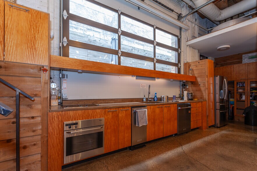 More Photos Of 2425 W 14th St, Chicago Loft Creative Space For Lease