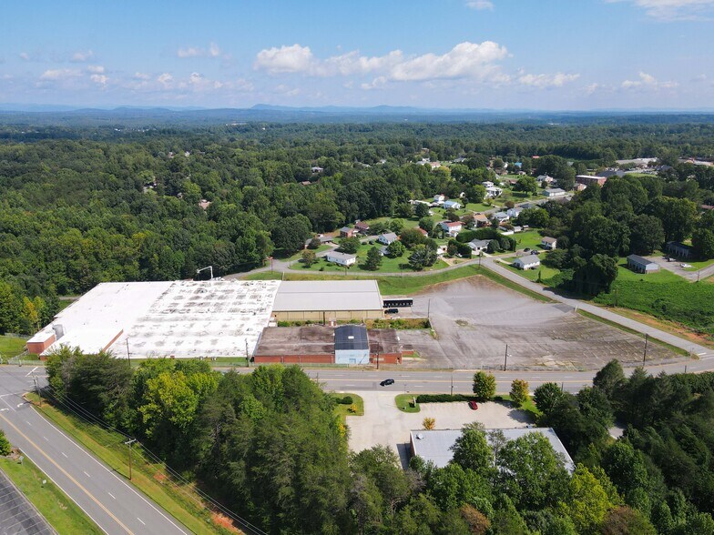 More Photos Of 720 Main St W, Valdese Warehouse For Lease