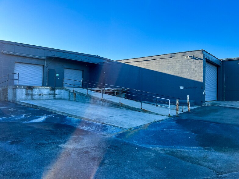 More Photos Of 2532 Spruill Ave, North Charleston Warehouse For Lease