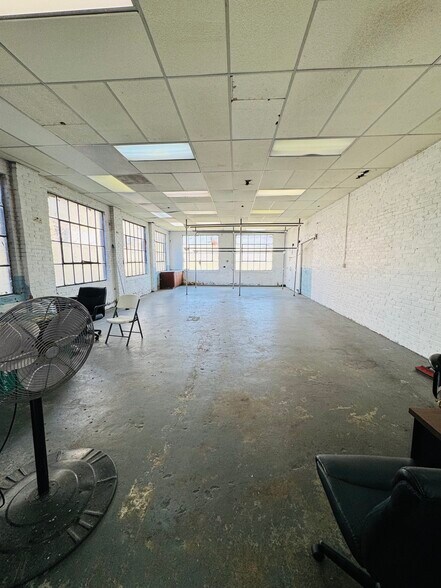 More Photos Of 426 W 4th St, London Warehouse For Sale