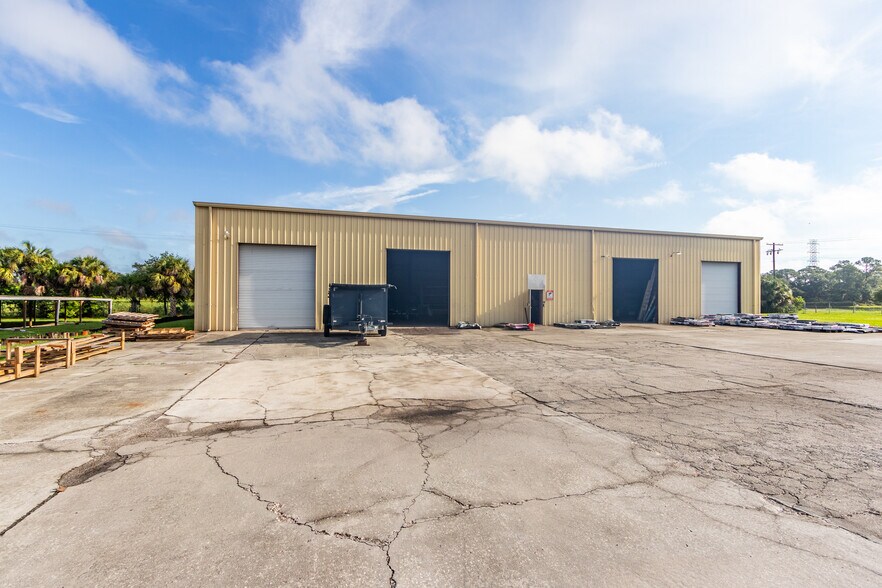 More Photos Of 6901 S 78th St, Riverview Warehouse For Lease