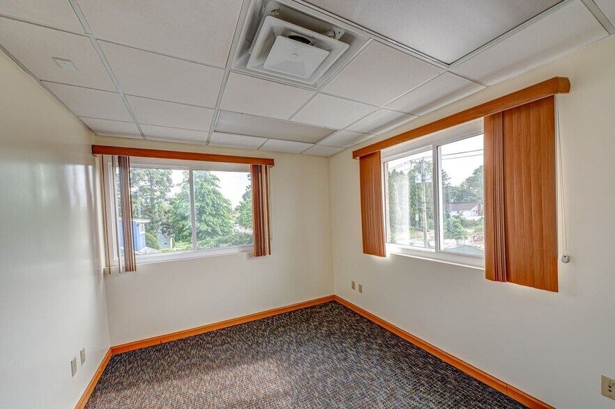 More Photos Of 837 Old Country Rd, Westbury Office For Lease