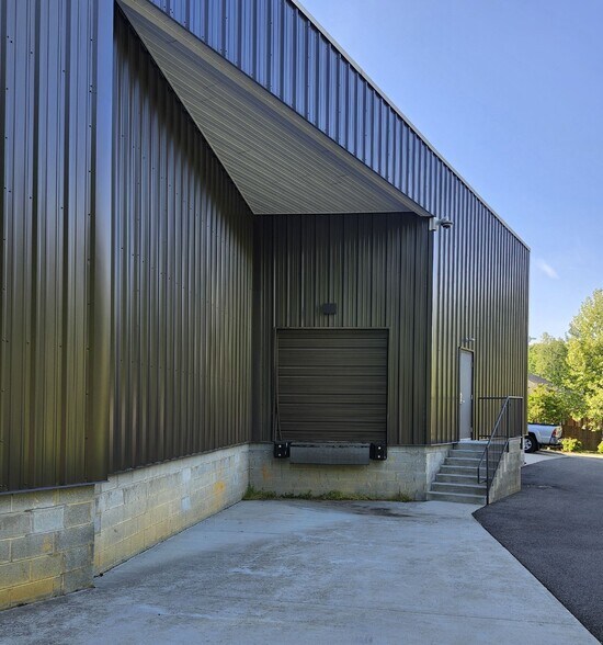 More Photos Of 1560-1578 Oakbridge Dr, Midlothian Light Distribution For Lease
