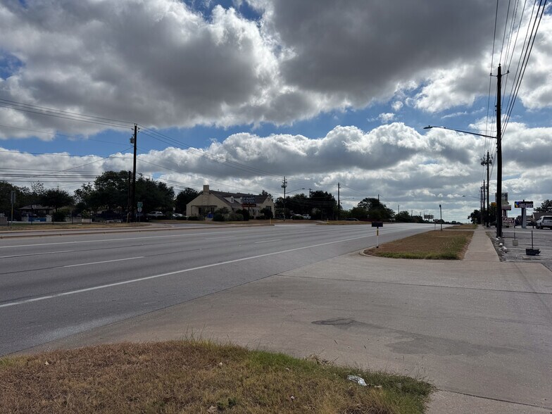 More Photos Of 2303 W Parmer Ln, Austin Freestanding For Sale