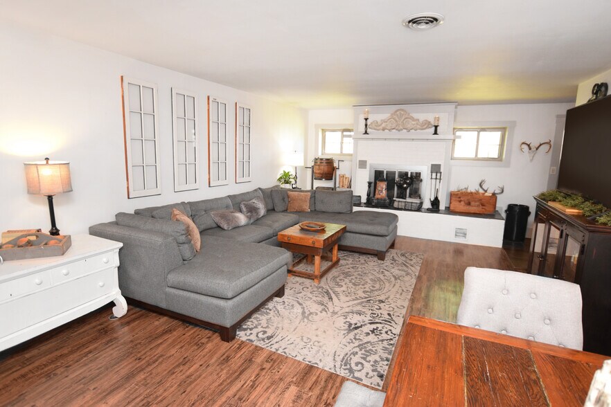 More Photos Of 4034-4036 Grand Blanc Rd, Swartz Creek Freestanding For Sale