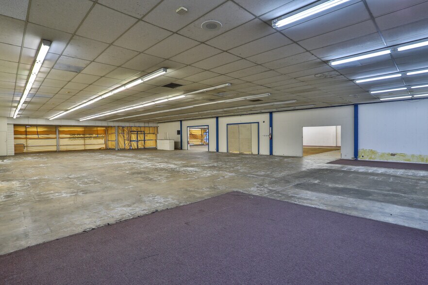 More Photos Of 4611 Holt Blvd, Montclair Showroom For Lease