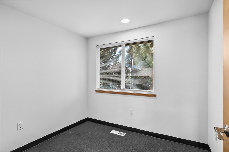 More Photos Of 909 SE 2nd St, Bend Office For Sale