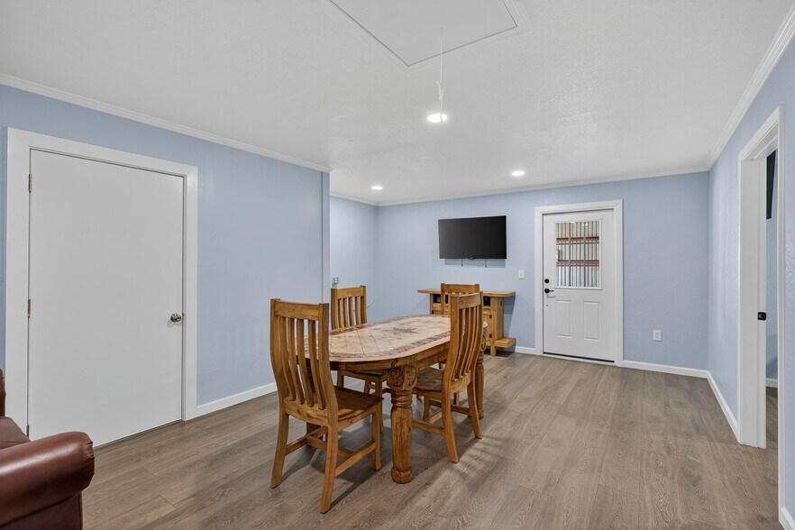 More Photos Of 201 W 9th St, Burnet Warehouse For Lease