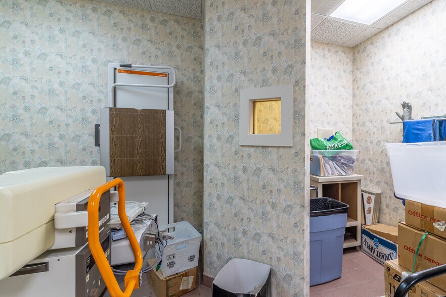 More Photos Of 1421 Ross Dr, Dalton Office For Sale