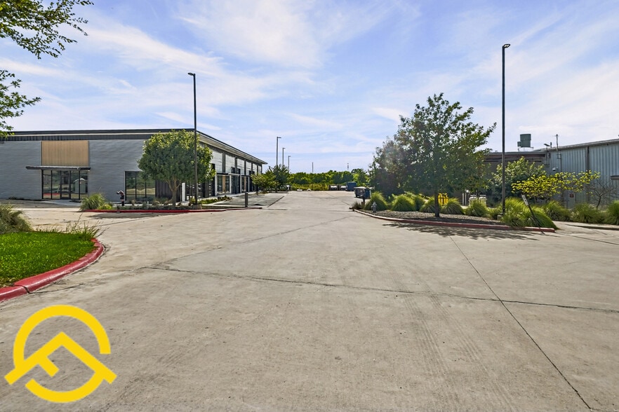 More Photos Of 300 Co Rd 199, Hutto Flex For Lease
