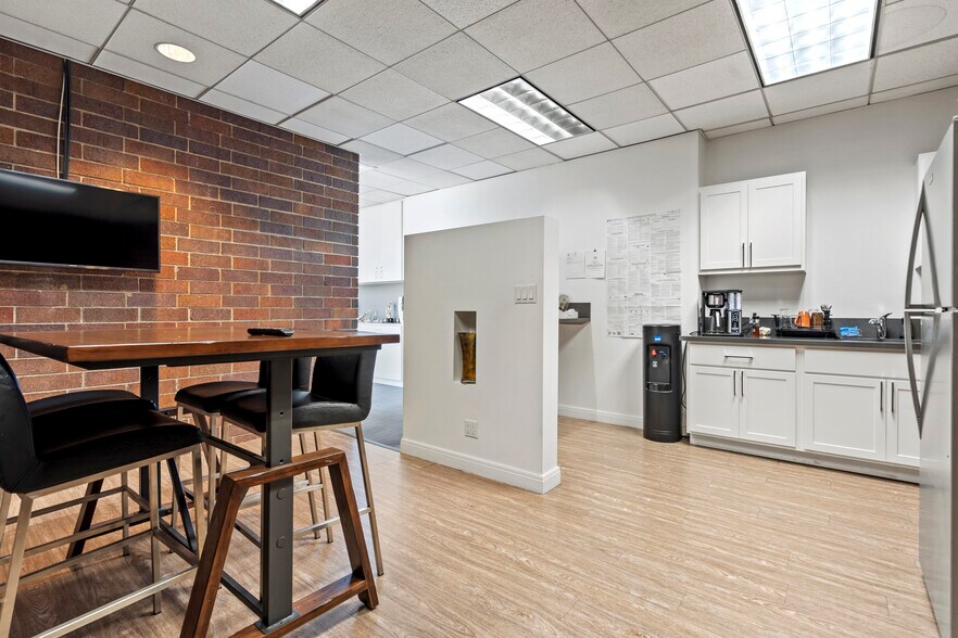 More Photos Of 7 Upper Newport Plaza Dr, Newport Beach Office For Sale
